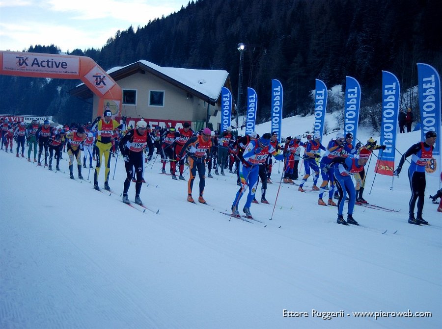 04 - fondisti scivolano veloci sui binari bianchi della Val di Fiemme.jpg